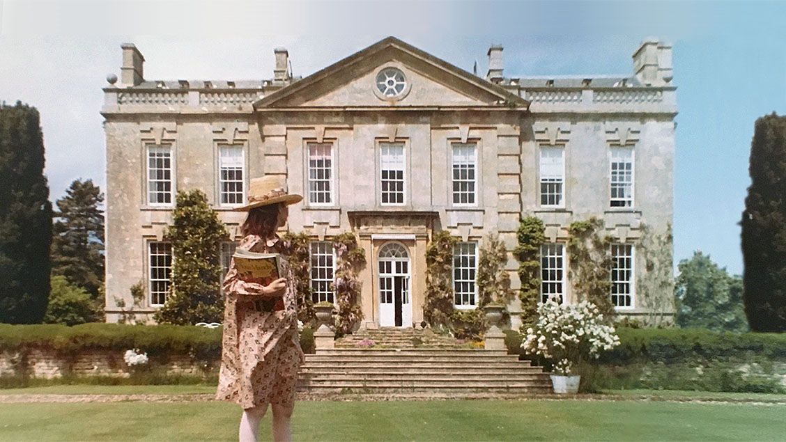 Judy Astor in front of Bruern Abbey