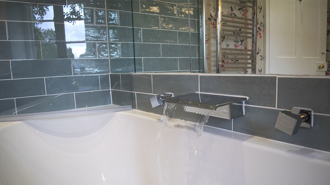 Epsom bath 1128x635 Bruern Cottages