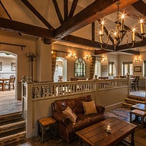 The Three Horseshows, Asthall